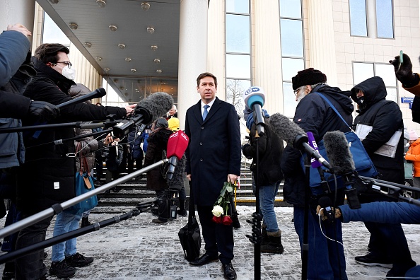 L'avocat du centre des droits de l'homme "Mémorial" Ilya Novikov s'adresse aux médias après que le tribunal municipal de Moscou a ordonné la fermeture d'une succursale du groupe Mémorial, à Moscou le 29 décembre 2021. Photo d'Alexander NEMENOV / AFP via Getty Images.