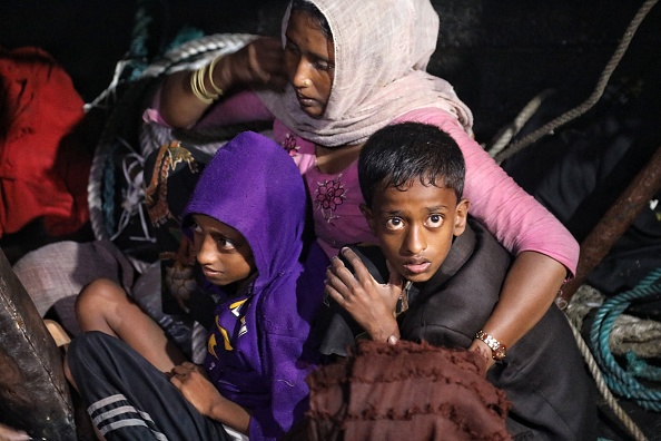 -Des réfugiés rohingyas après ont été secouru par la marine indonésienne dans les eaux au large de Bireuen le 31 décembre 2021. Photo par AZWAR IPANK/AFP via Getty Images.