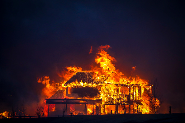 -Une maison brûle après qu'un incendie de forêt rapide a balayé la région à Louisville, Colorado, le 30 décembre 2021. Les responsables de l'État ont estimé que quelque 600 maisons avaient déjà été perdues. Photo de Marc Piscotty/Getty Images.