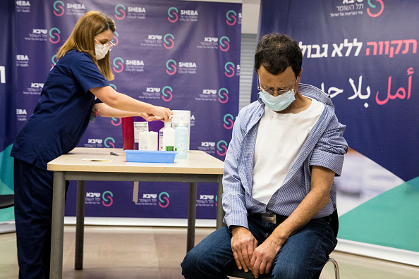 Un patient ayant subi une transplantation cardiaque, reçoit une quatrième dose de vaccin contre le coronavirus.  (Photo : Amir Levy/Getty Images)