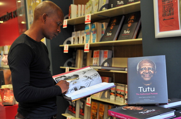-Un livre du lauréat du prix Nobel de la paix Desmond Tutu dans une librairie de Johannesburg le 3 octobre 2011, publié avant son 80e anniversaire. Photo ALEXANDER JOE/AFP via Getty Images.