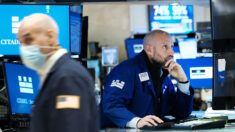 Wall Street termine en baisse, plombée par le premier cas d’Omicron aux États-Unis