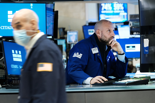 -Les traders travaillent sur le parquet de la Bourse de New York. Photo by Spencer Platt/Getty Images.
