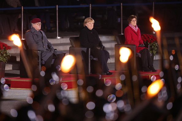 La chancelière allemande sortante Angela Merkel, accompagnée du général Eberhard Zorn, et de la ministre de la Défense Annegret Kramp-Karrenbauer, assiste à sa cérémonie militaire organisée le 02 12 2021 à Berlin. Photo de Sean Gallup/Getty Images.