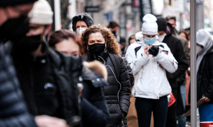 Des personnes font la queue à Manhattan pour se faire tester pour le Covid-19, à New York, le 22 décembre 2021. (Spencer Platt/Getty Images)