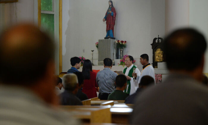 Des catholiques chinois, qui appartiennent à une église "clandestine", assistent à une messe à Donglu, dans la province du Hebei, en Chine, le 22 mai 2013. (Mark Ralston/AFP via Getty Images)