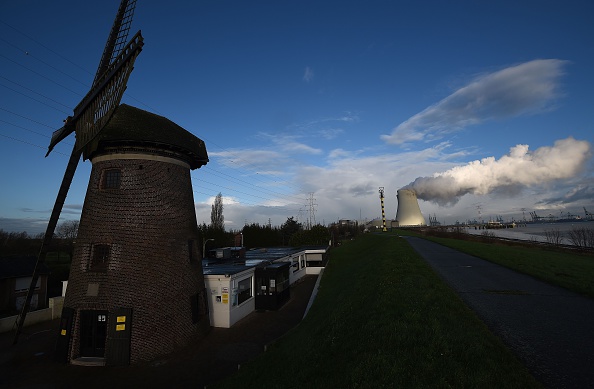 Les tours de refroidissement de la centrale nucléaire belge de Doel en Belgique.  (Photo : EMMANUEL DUNAND/AFP via Getty Images)
