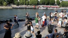 [Vidéo] Des policiers utilisent un Taser pour disperser des personnes dansant sur les quais de la Seine