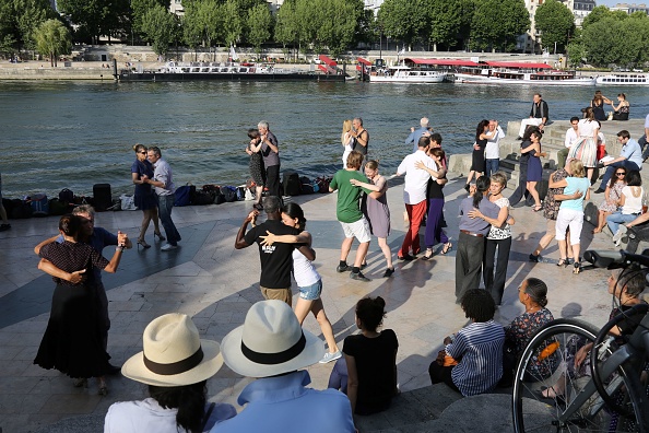 Des personnes dansant sur les quais de la Seine en 2017. (LUDOVIC MARIN/AFP via Getty Images)