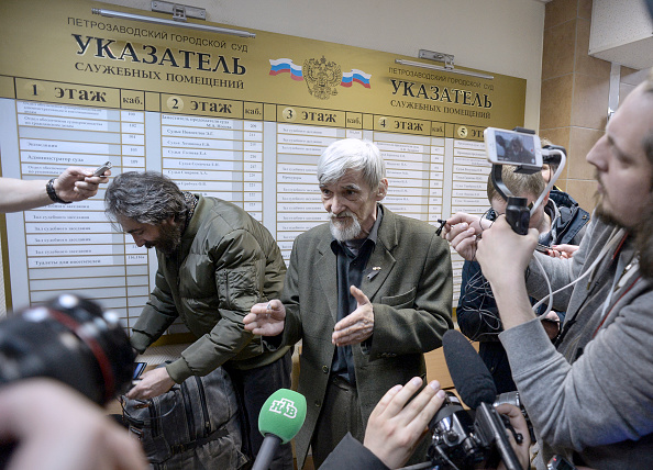 -L'historien russe Yury Dmitriyev, qui dirige la branche du groupe de défense des droits de l'homme en Carélie, s'adresse aux médias, le 5 avril 2018. Photo OLGA MALTSEVA/AFP via Getty Images.