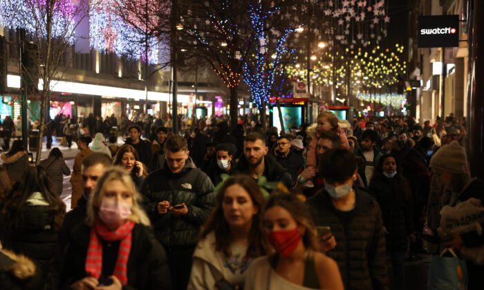 Des acheteurs marchent le long d'Oxford Street à Londres, le 27 décembre 2021. (Hollie Adams/Getty Images)