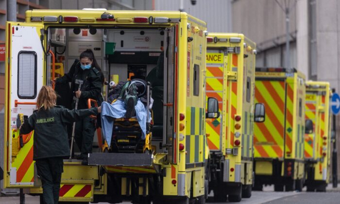 Une équipe d'ambulanciers transporte des patients à l'hôpital Royal London à Londres, le 23 décembre 2021. (Dan Kitwood/Getty Images)