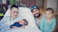 Une maman, atteinte du Covid-19, rentre à la maison pour les fêtes après 8 mois d’hospitalisation : « C’est un miracle »