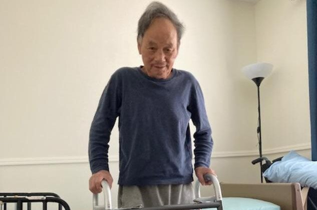 Complètement rétabli après avoir reçu de l'ivermectine, M. Sun Ng,  se prépare à quitter l'hôpital Edward pour se rendre au domicile de sa fille, le 27 novembre 2021. (Tom Ciesielka)