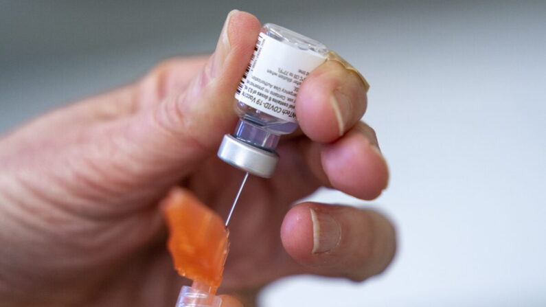 Une seringue contenant une dose du vaccin Covid-19 de Pfizer en Colombie-Britannique, au Canada, le 10 avril 2021. (Jonathan Hayward/The Canadian Press via AP, File)