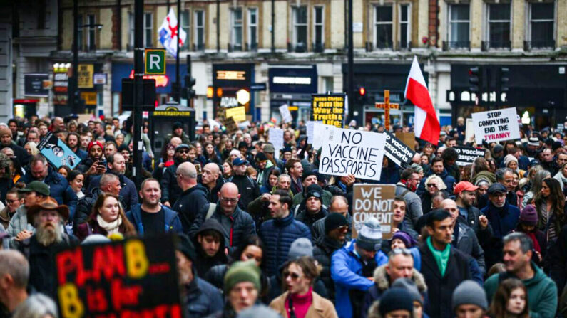 Des manifestants sont descendus dans la rue pour protester contre les passeports vaccinaux et les confinements près de la gare Victoria à Londres, le 18 décembre 2021. (Hollie Adams/Getty Images)
