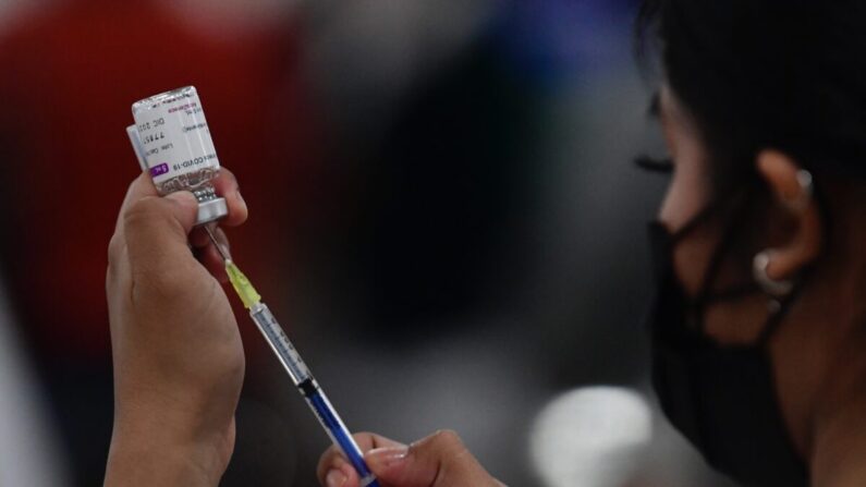 Une infirmière prépare le vaccin COVID-19 d'Oxford-AstraZeneca à Mexico, le 7 décembre 2021. (Pedro Pardo/AFP via Getty Images)
