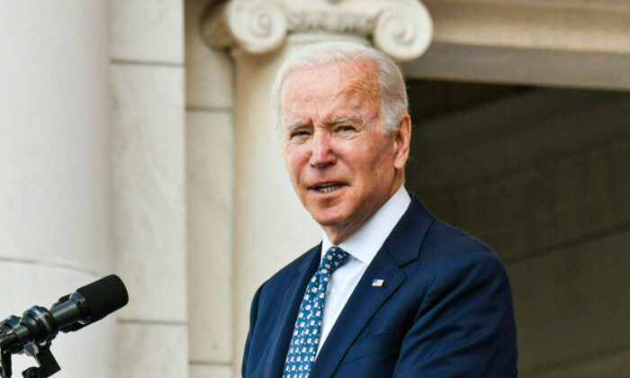 Le président Joe Biden prend la parole à Arlington, en Virginie, le 11 novembre 2021. (Nicholas Kamm/AFP via Getty Images)