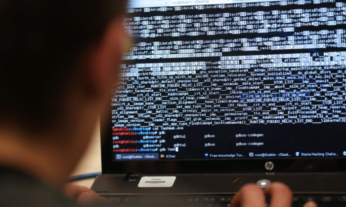 Un étudiant en ingénierie participe à un défi de piratage informatique près de Paris, le 16 mars 2013. (AFP via Getty Images/Thomas Samson)