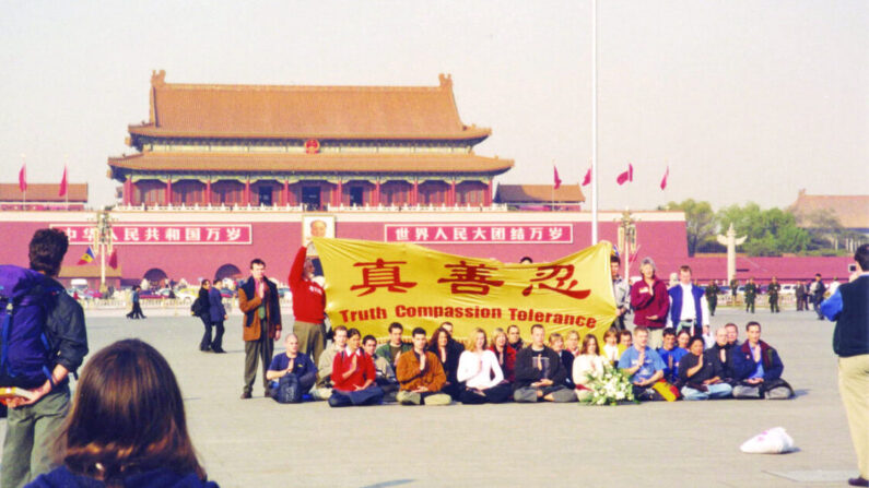 Joel Chipkar (à gauche) filme secrètement l'appel de 36 Occidentaux sur la place Tiananmen à Pékin le 20 novembre 2001. (Avec l'aimable autorisation de Minghui.org)