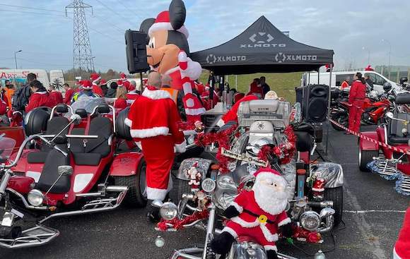 Pour la dixième prestations, des milliers de motards se sont donnés rendez-vous déguisés en Père Noël à Bordeaux au profit des enfants malades hospitalisés au CHU. (Photo : association Trick'n bike)