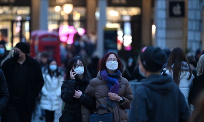 Des gent font du shopping à Londres, le 21 décembre 2021. (Justin Tallis/AFP via Getty Images)