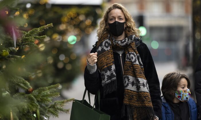 Une femme et un enfant portant des masques à High Street de Londres, le 30 novembre 2021. (Dan Kitwood/Getty Images)