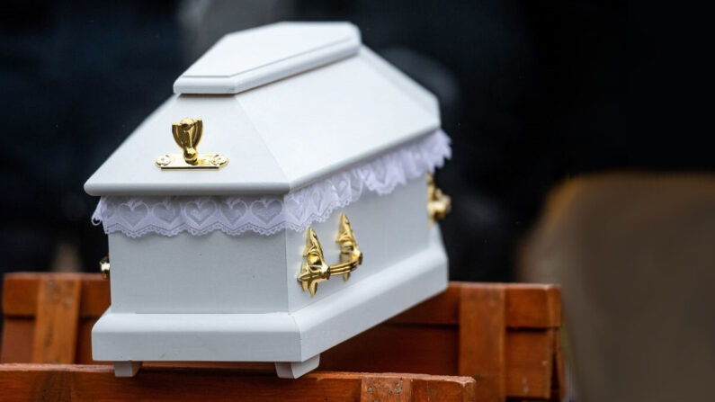 Cercueil d'enfant mort-né après 27 semaines de grossesse. (Photo de MATEUSZ SLODKOWSKI/AFP via Getty Images)