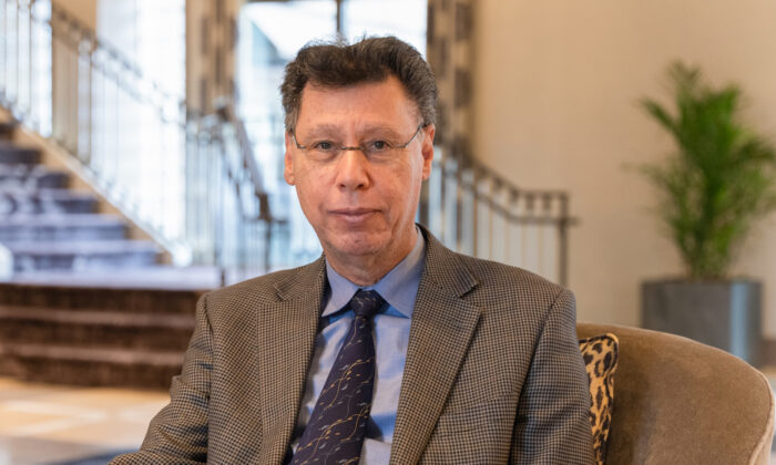 Le Dr Harvey Risch, professeur d'épidémiologie à l'école de santé publique de Yale, assiste à la conférence inaugurale du Brownstone Institute à Hartford, dans le Connecticut, le 14 novembre 2021. (Zhen Wang/Epoch Times)