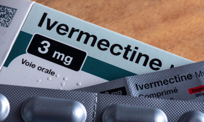 Clamart, France - 2 avril 2021 : Boîte d'Ivermectine (emballage français), un médicament antiparasitaire et également un traitement potentiel de la maladie de Covid-19. HJBC/Shutterstock