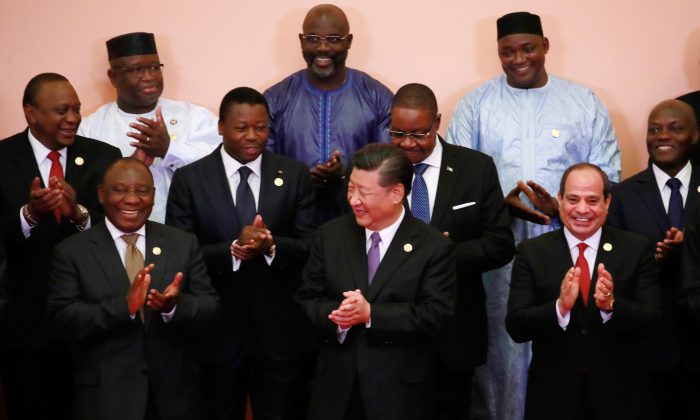 Le dirigeant chinois Xi Jinping pose avec des dirigeants africains lors du Forum sur la coopération sino-africaine à Pékin, le 3 septembre 2018. (How Hwee Young/AFP/Getty Images)
