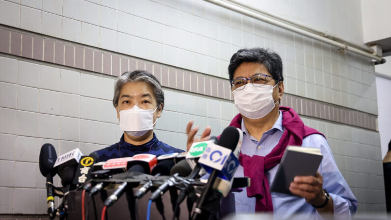 Chris Yeung, rédacteur en chef (à droite) de Citizen News et ancien président de l'Association des journalistes de Hong Kong, et Daisy Li, rédactrice en chef de Citizen News (à gauche), annoncent que Citizen News cessera ses activités à Hong Kong, le 3 janvier 2022. (J. K./The Epoch Times)