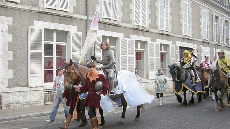 (Image d'illustration) Clotilde Forgeot d'Arc, 15 ans, a été choisie pour incarner Jeanne d'Arc lors des fêtes johanniques de 2022. Elle conduira le défilé du 8 mai campée sur son cheval. (Crédit : Parisette)