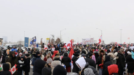 « Nous n’accepterons plus la tyrannie » : plus de 10 000 camionneurs canadiens et américains roulent contre les restrictions des libertés
