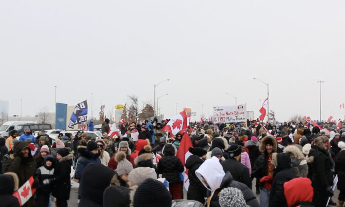 Des milliers de sympathisants se rassemblent dans la ville de Vaughan, au nord-ouest de Toronto, au Canada, alors que le "Convoi de la liberté 2022" traverse la ville, le 27 janvier 2022. (Andrew Chen/ Epoch Times)
