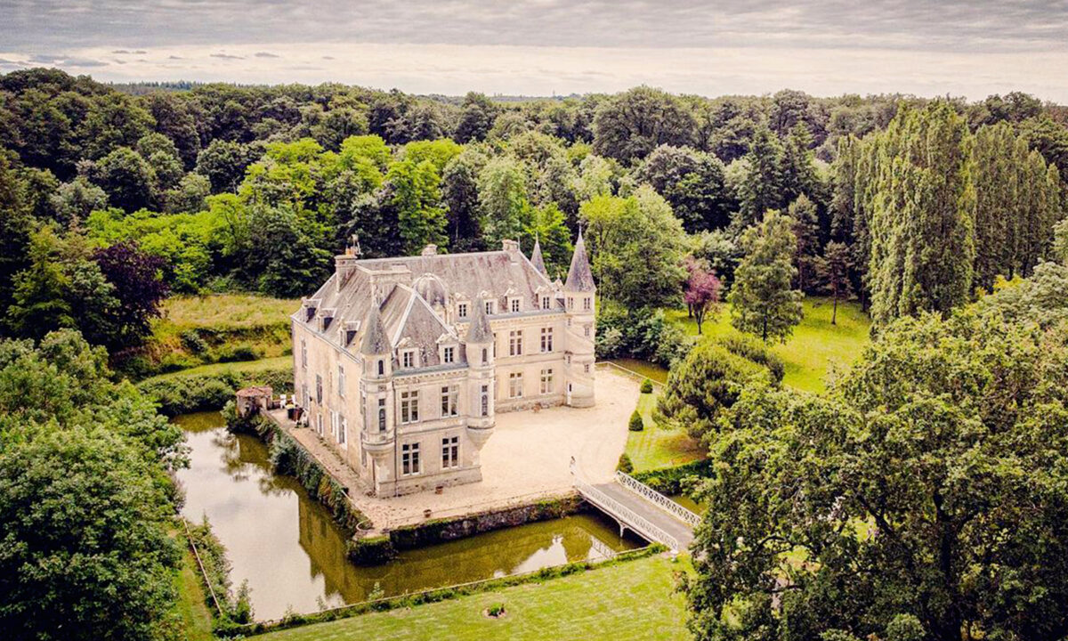 Un couple achète et rénove un château français du 15e siècle en ruine. Voici à quoi il ressemble maintenant
