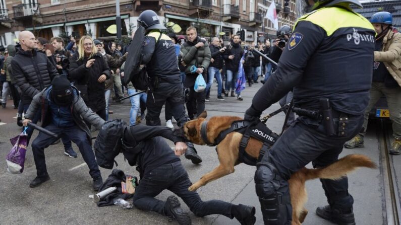 Des affrontements éclatent entre la police et des manifestants contre le confinement à Amsterdam, aux Pays-Bas, le 2 janvier 2022. (Pierre Crom/Getty Images)
