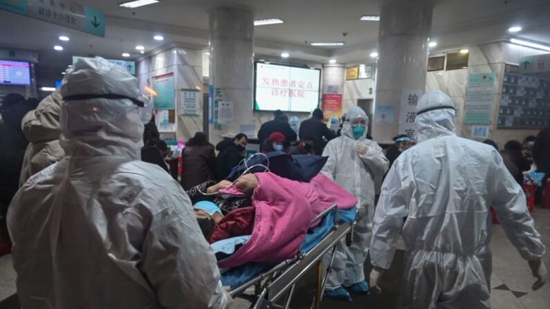Le personnel médical porte des vêtements de protection pour se protéger d'un patient atteint du virus du PCC à l'hôpital de la Croix-Rouge de Wuhan, en Chine, le 25 janvier 2020. (Hector Retamal/AFP via Getty Images) 