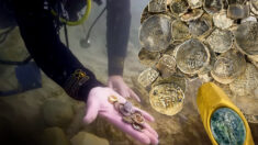 Des archéologues marins remontent le trésor de deux épaves anciennes contenant des centaines de pièces d’argent vieilles de 1.800 ans