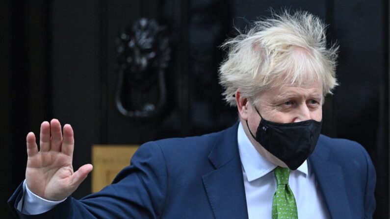 Le Premier ministre britannique Boris Johnson fait un signe de la main alors qu'il quitte le 10 Downing Street pour rejoindre la session hebdomadaire des questions au Premier ministre à la Chambre des communes, dans le centre de Londres, le 19 janvier 2022. (Justin Tallis/AFP via Getty Images)