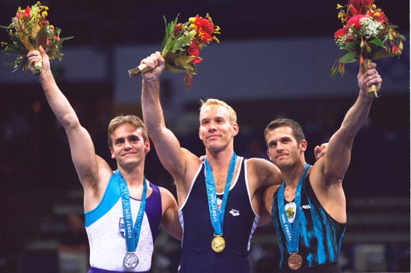 Le gymnaste hongrois Szilveszter Csollany (au centre) lorsqu'il a gagné la médaille d'or aux Jeux Olympiques de Sydney (Australie) en septembre 2000. (Jed Jacobsohn /Allsport)