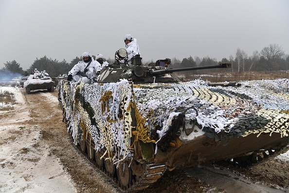 -Illustration- Des militaires ukrainiens participent à des exercices tactiques de brigade avec des tirs de combat près non loin de la frontière avec la Russie. Photo de Sergei SUPINSKY / AFP via Getty Images.