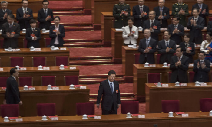 Le chef du Parti communiste chinois Xi Jinping, en bas au centre, arrive pour la réunion de clôture de l'Assemblée populaire nationale (APN), le 15 mars 2019 à Beijing, en Chine. (Kevin Frayer/Getty Images)