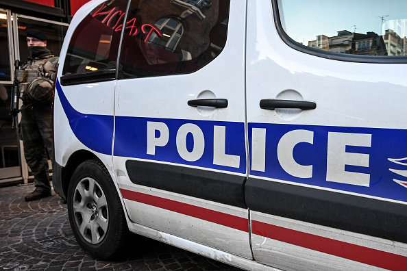 Un véhicule fonce sur des policiers qui ouvrent le feu devant le centre de rétention de Paris, faisant un blessé