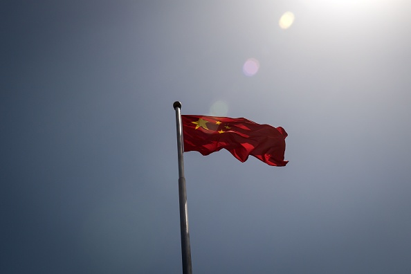 -Le drapeau national chinois à l'entrée de l'enceinte de la direction de Zhongnanhai à Pékin le 18 mai 2020. Photo de NICOLAS ASFOURI/AFP via Getty Images.