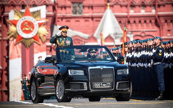 Le ministre russe de la Défense, Sergueï Choïgou, salue les soldats alors qu'il est conduit le long de la Place Rouge lors d'un défilé militaire, à Moscou le 24 juin 2020. Photo par Alexandre NEMENOV / AFP via Getty Images.