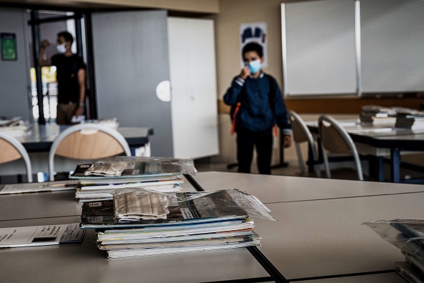 Depuis le début de la crise, le protocole sanitaire dans les écoles n'a pas arrêté de changer. (JEFF PACHOUD/AFP via Getty Images)