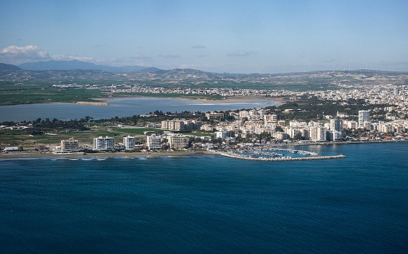 Une vue de la marina de Larnaca, ville côtière de Chypre. Photo par Amir MAKAR / AFP via Getty Images.