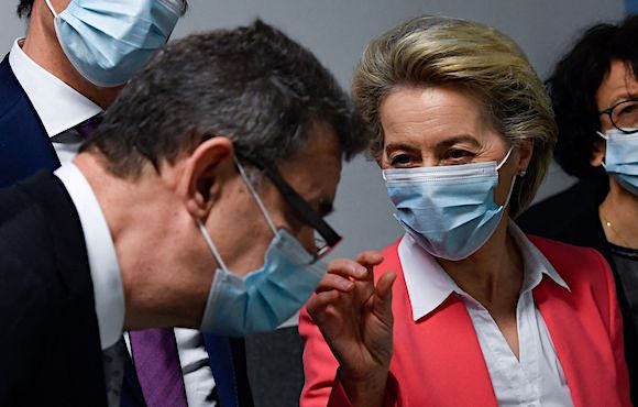 La présidente de la Commission européenne Ursula von der Leyen et le PDG de  Pfizer Albert Bourla. (Photo : JOHN THYS/POOL/AFP via Getty Images)