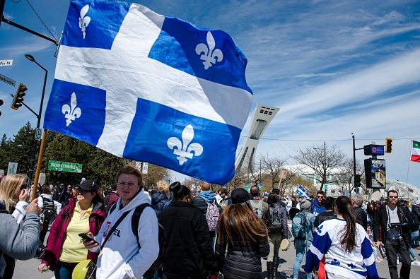 Une manifestation contre le port du masque et contre le couvre-feu en mai 2021 à Montréal (Québec). (ANDREJ IVANOV/AFP via Getty Images)